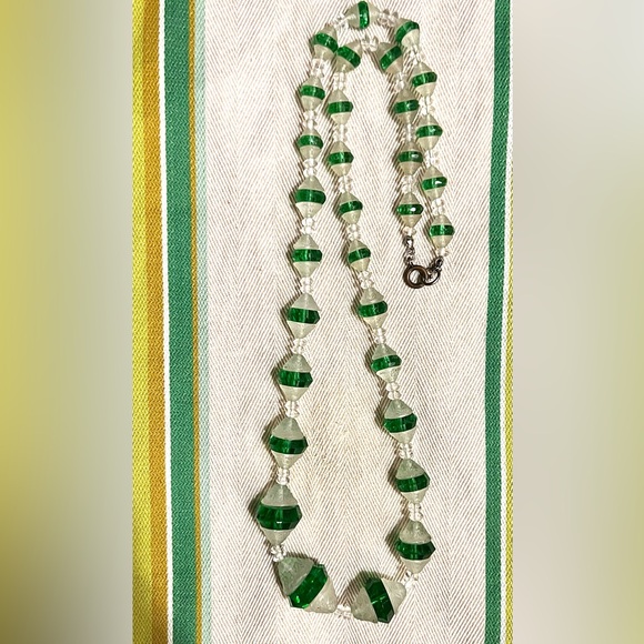 VTG etched clear crystal & emerald green glass beaded necklacegraduated 26”